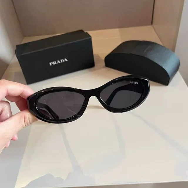 Prada Eyewear Thick-Frame Oval Sunglasses product detail image 3