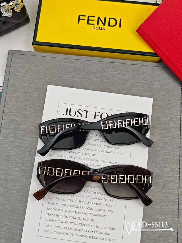 Fendi Eyewear Square sunglasses with FF-pattern temples product detail image 2