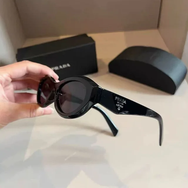 Prada Eyewear Thick-Frame Oval Sunglasses product detail image 4
