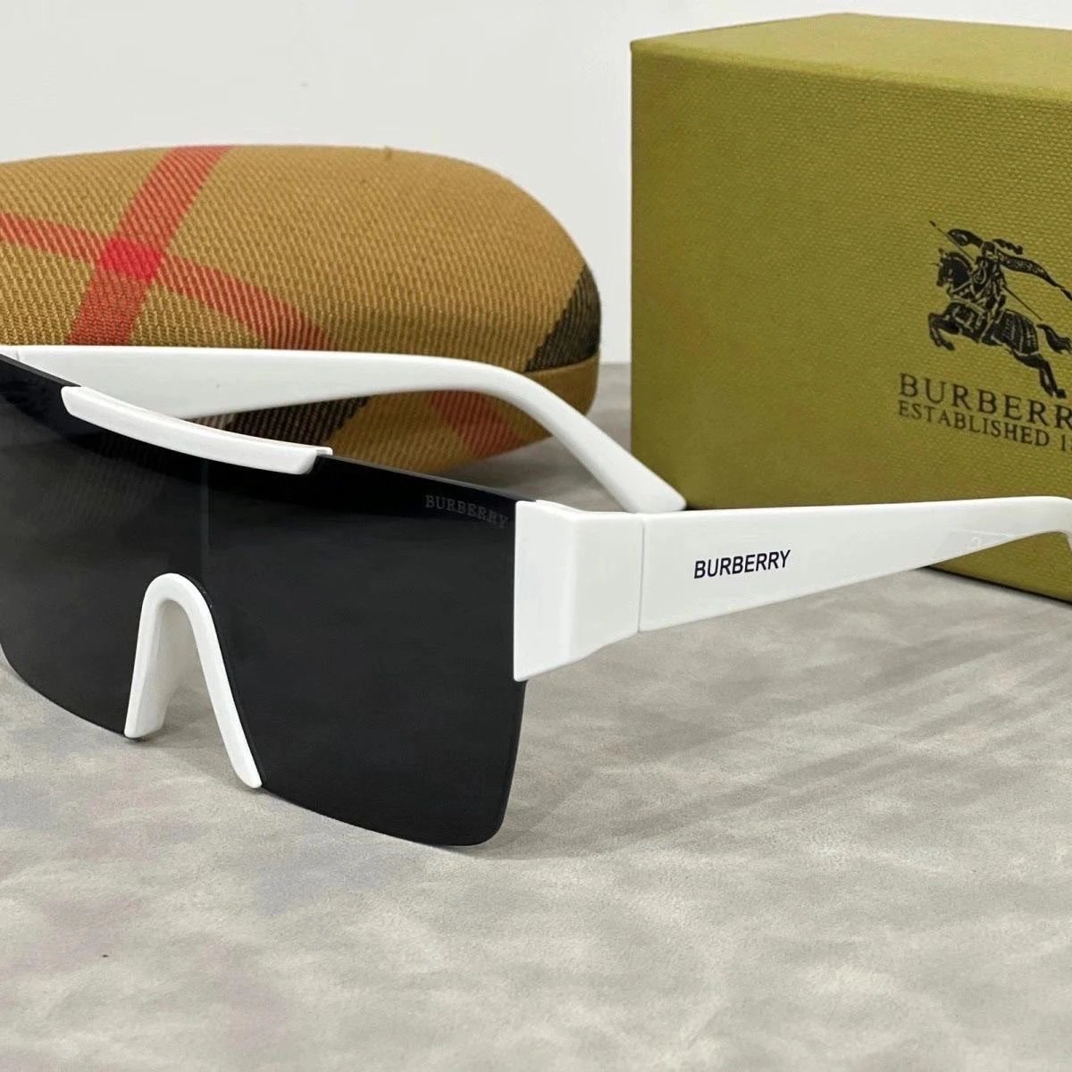 Burberry Shield Sunglasses Black - 9