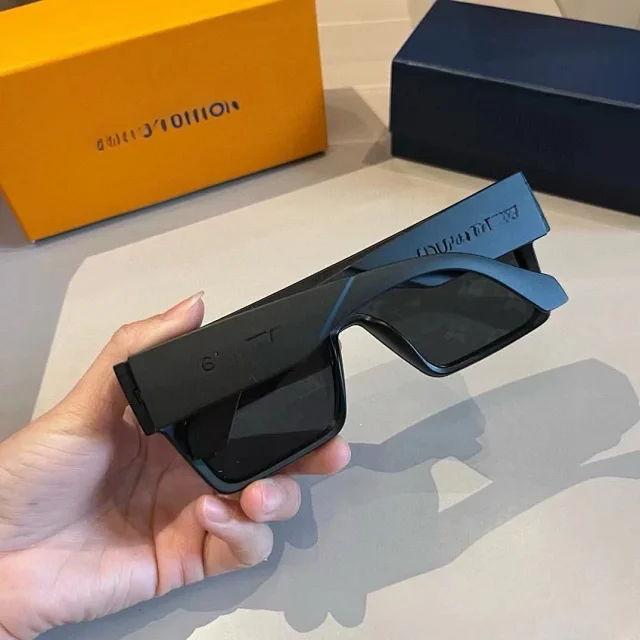 Louis Vuitton Eyewear Oversized shield sunglasses with Monogram print product detail image 2