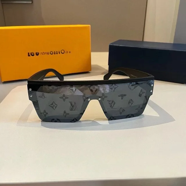 Louis Vuitton Eyewear Oversized shield sunglasses with Monogram print product detail image 1