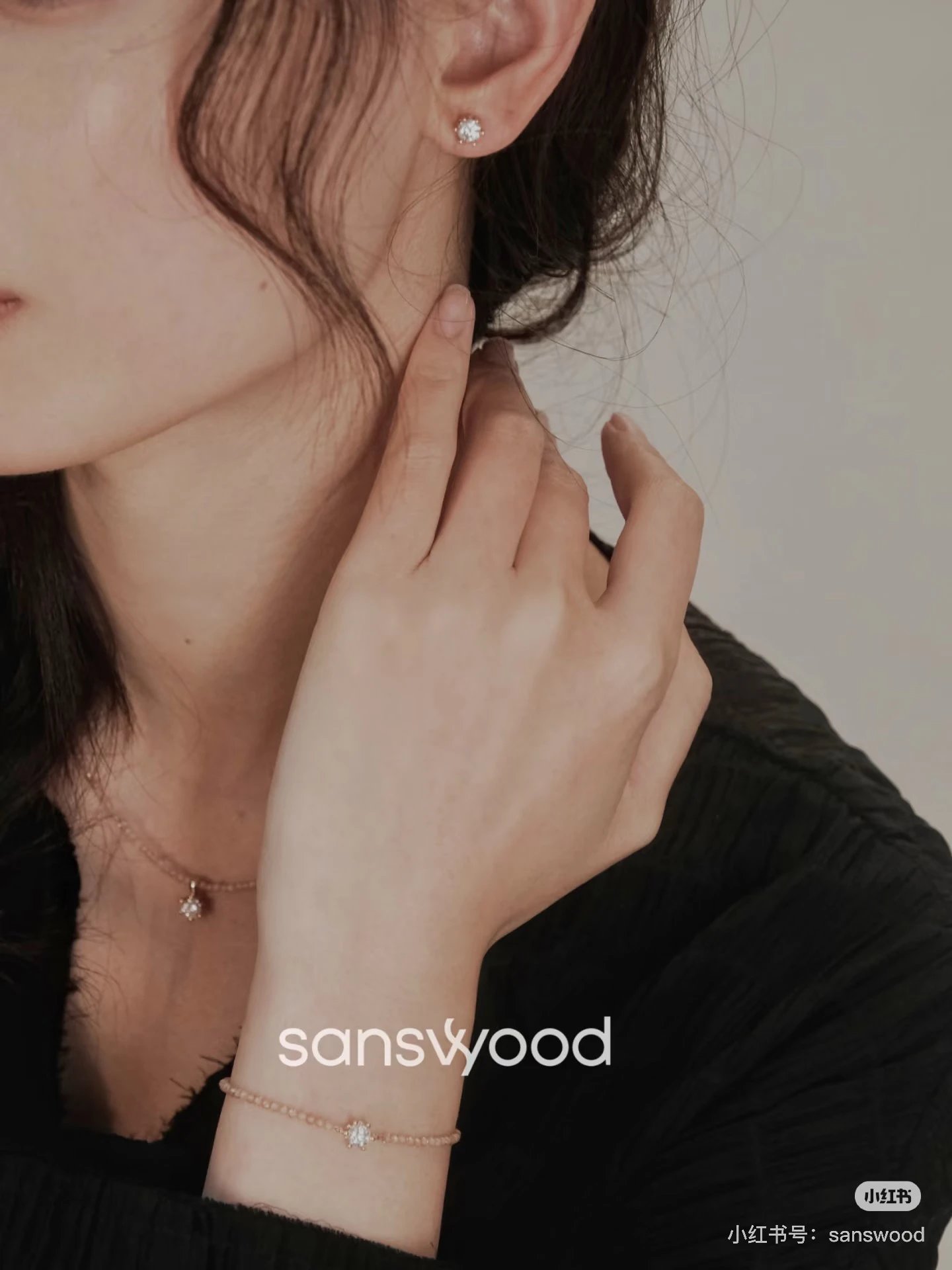 Craftsmanship level❗️Dazzling✨Commuting date, low-key, generous and sexy ❗️Beautiful champagne color, stunning❗️

Exclusively customized eight-star and eight-arrow moissanite with super sparkling color❗️

Wear it alone or stack it with any other necklaces for an eye-catching look❗️! Necklace/bracelet/earrings