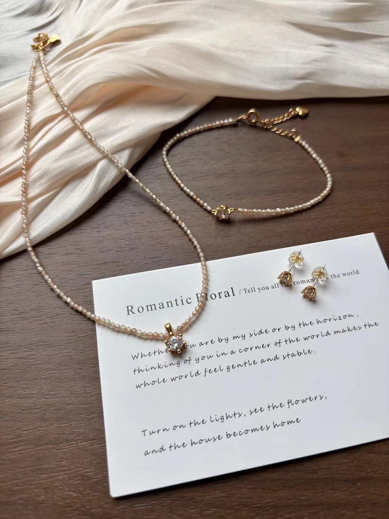 Craftsmanship level❗️Dazzling✨Commuting date, low-key, generous and sexy ❗️Beautiful champagne color, stunning❗️

Exclusively customized eight-star and eight-arrow moissanite with super sparkling color❗️

Wear it alone or stack it with any other necklaces for an eye-catching look❗️! Necklace/bracelet/earrings