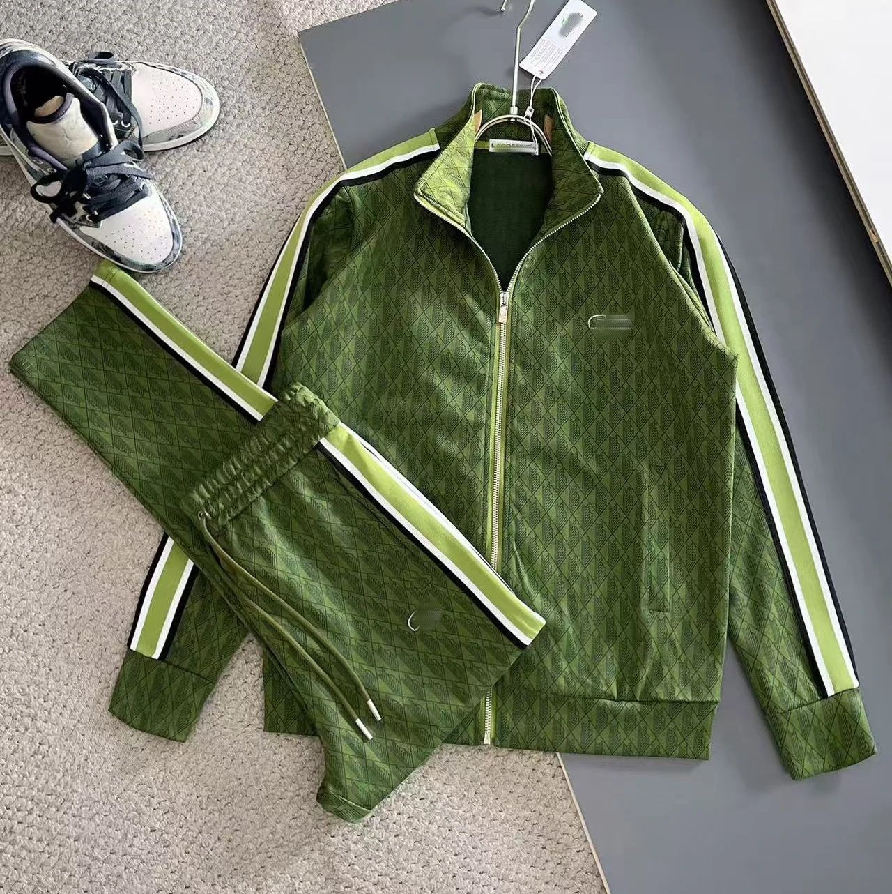 Lacoste Tracksuits Zip-Up Geometric Pattern Track Suit with Striped Sleeves — Grass green