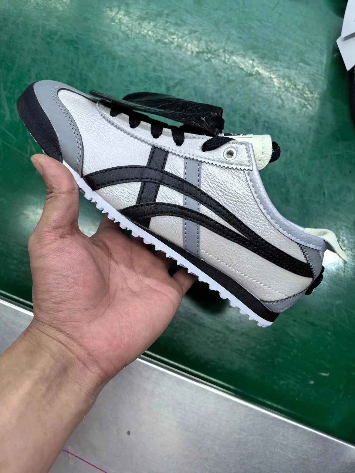 Onitsuka Tiger Mexico 66 White / Black / Gray Sneakers