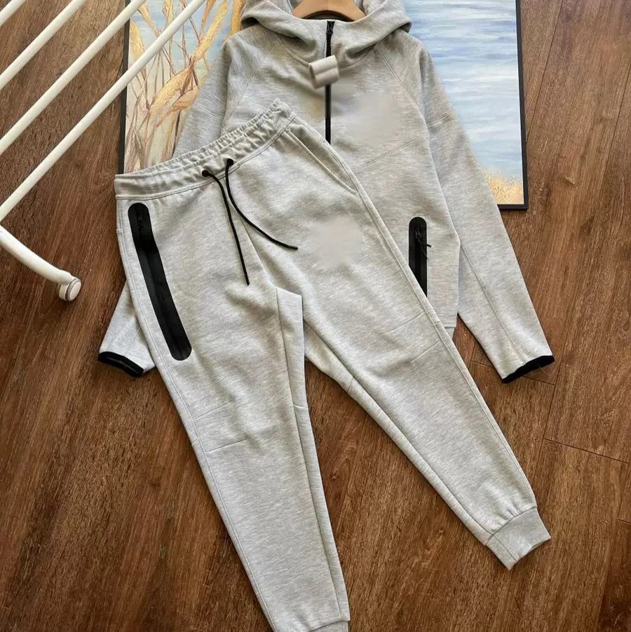 Light gray suit with ankle binding