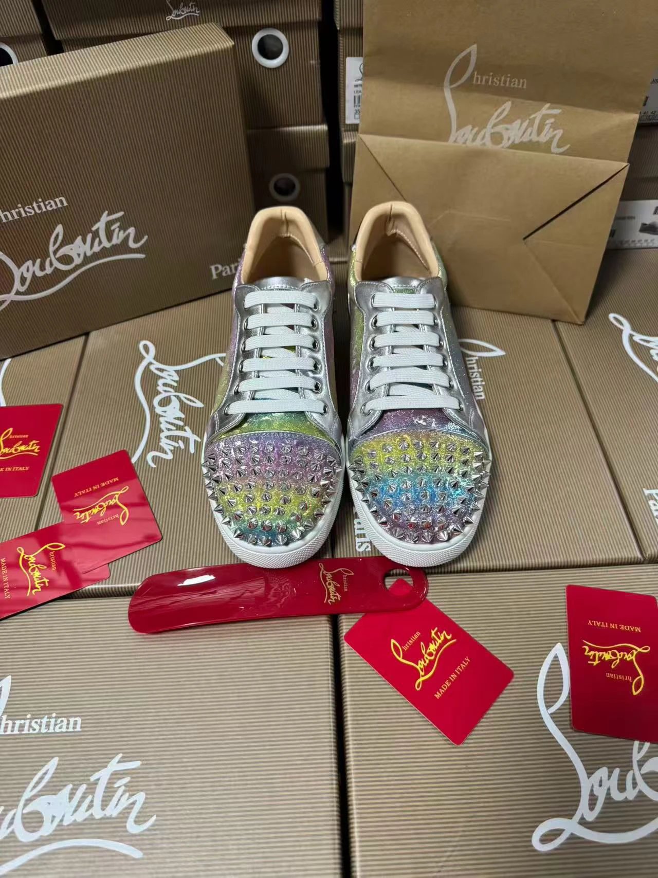 【现货秒发】广州高版本-CL 渐变铆钉小白鞋Christian Louboutin低帮板鞋幻彩渐变闪粉鞋面，自带高光金属铆钉点缀，潮酷不撞款羊皮内里，舒适不磨脚百搭不挑脚，男女同款