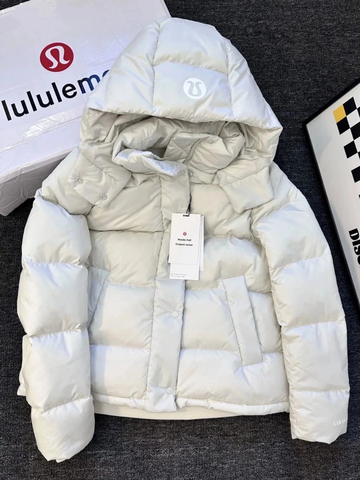 【现货秒发】遇见Club自主Lululemon Wunder Puff羽绒服男女同款四格泡芙短款连帽羽绒衣 90绒600蓬 三标齐全原版原标轻奢广州高版本