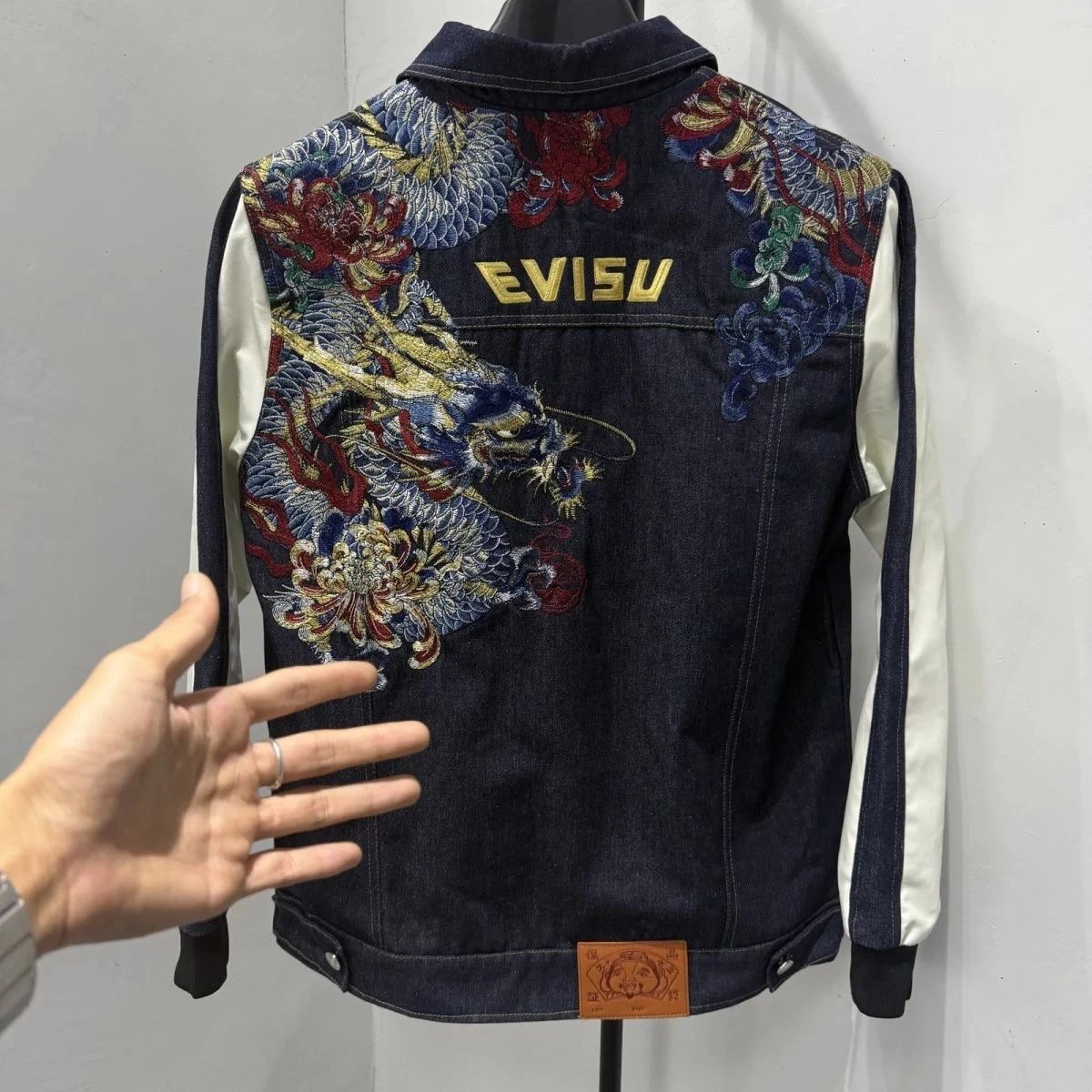 【现货秒发】ev福神过肩龙 拼接万针刺绣 牛仔外套 三标齐全 老头水洗 市面最高版本 真皮袖子 细节往后看 图片均为实拍 福利特价 现货秒发！