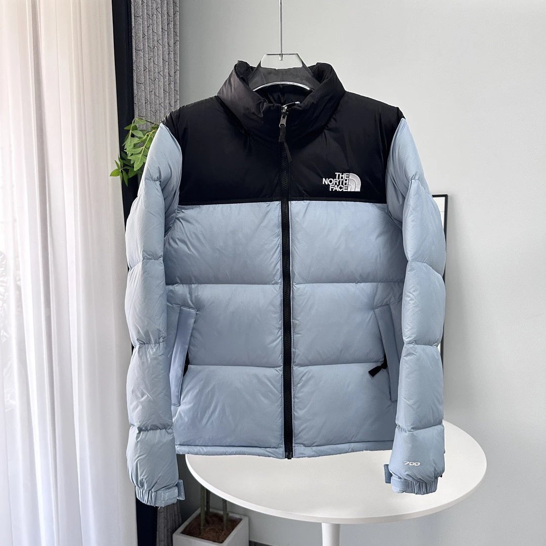 💰199（天蓝）国标80绒 北面1996美版羽绒服. -今年市场最高版本，所有细节全部对版，面料五金全部原版开模，最重要的刺绣达到1.3w针，由百灵达机器调试20多次才能达到完美效果.充绒方面绝不