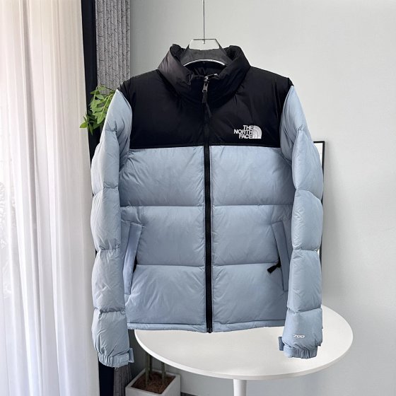 💰199(天蓝)国标80绒 北面1996美版羽绒服. -今年市场最高版本,所有细节全部对版,面料五金全部原版开模,最重要的刺绣达到1.3w针,由百灵达机器调试20多次才能达到完美效果.充绒方面绝不