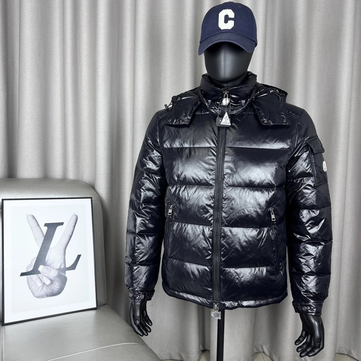 Wholesale Price: $199💰 Moncler Maya Puffer Jacket – Eason Chan Same Style, Hot Seller, Original Packaging + Original Tags Eason Chan Same Style Moncler Maya Down Puffer Jacket – Top-Tier Version, Different from Regular Versions ①: Supports NFC Recognition, Phone...