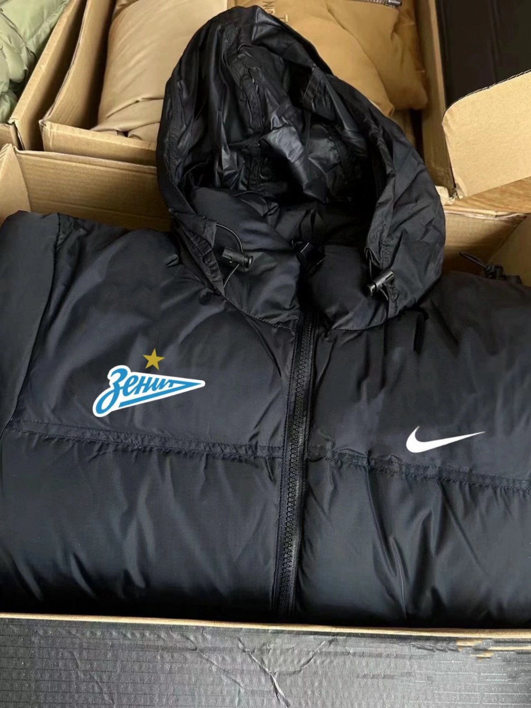 Wholesale Price: $199 ['Classic 1996 Collection'] With Hidden Hood, 90% White Duck Down Filling, Premium Quality, 700-stitch Embroidery, Original Packaging + Original Tags [Full Original Tags & Packaging. Imported Overseas Version Same Style] 90% White Duck Down Nike x Zenit St. Petersburg European Edition Puffer Jacket