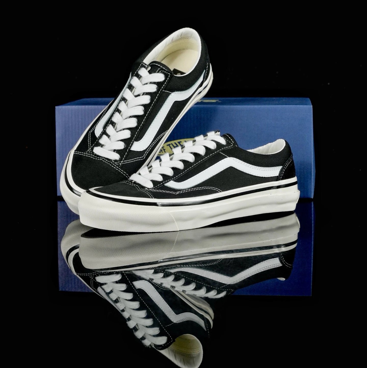 Anaheim Black and White VN000E8VBPT