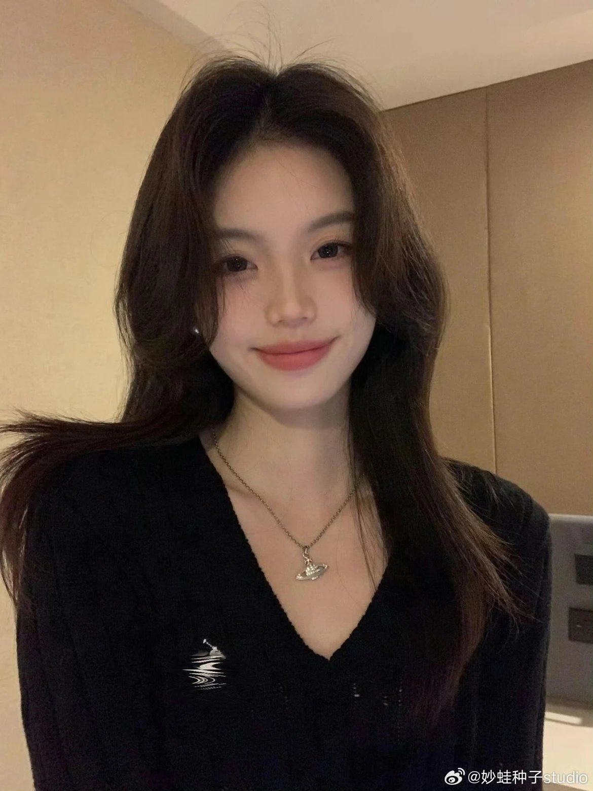 Bulbasaur produces a pony style independent black white label V-neck twisted flower sweater with combed cotton yarn/Bailingda embroidery/imported weaving machine