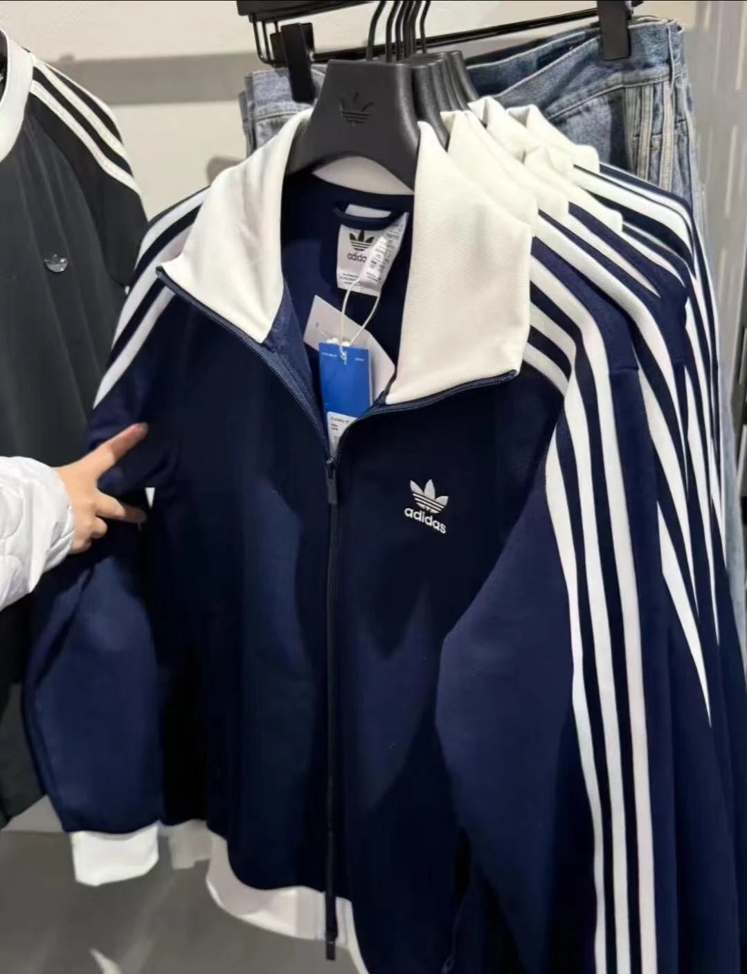 【 Free Shipping Special Offer 】 Adidas Clover Embroidered Jacket, Men's and Women's Couple Jacket, cardigan, hoodie, maximum version, 320g pearl cotton, not much left. Main image in navy blue