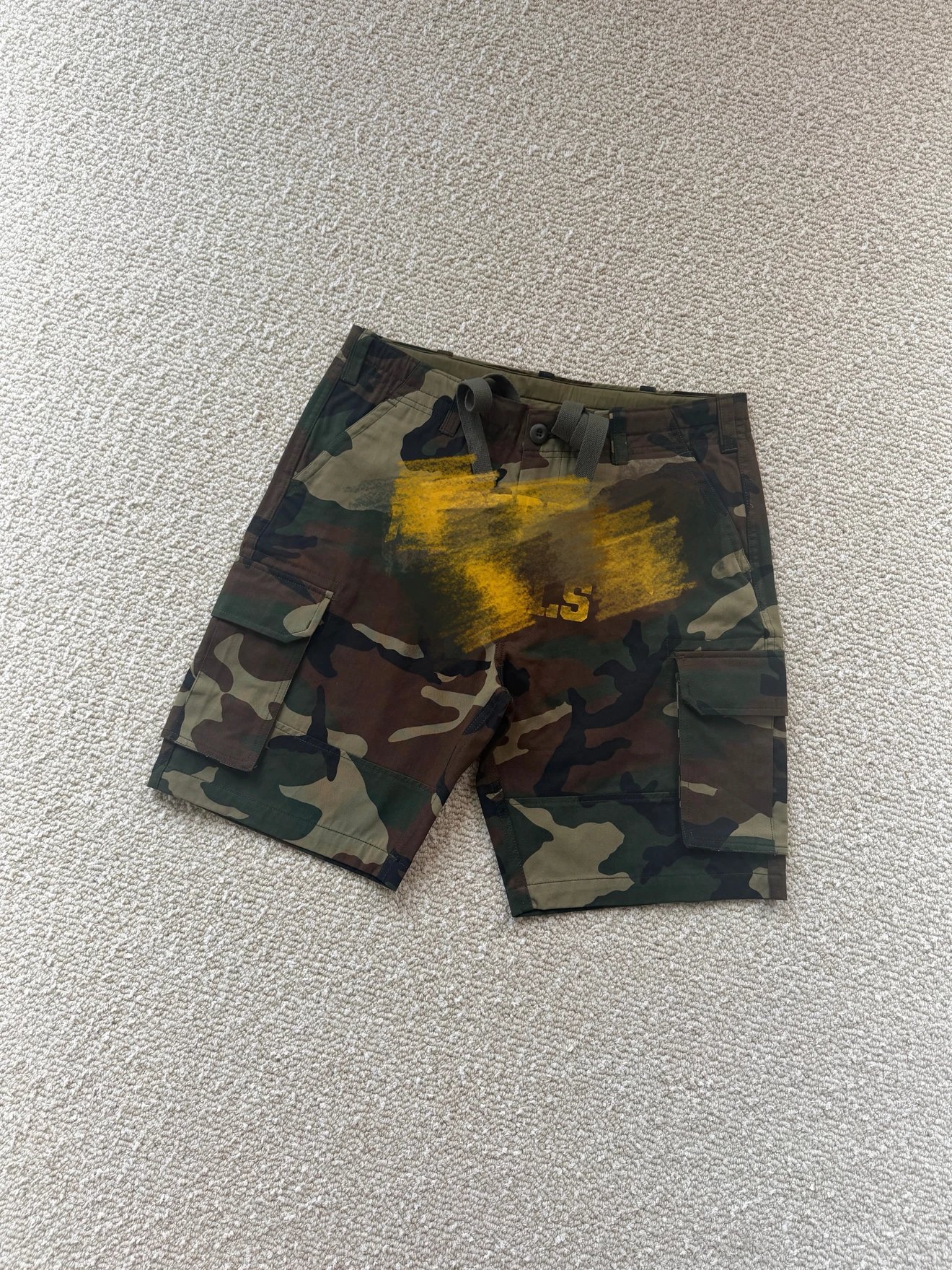 THE camo printed workwear shorts - military green