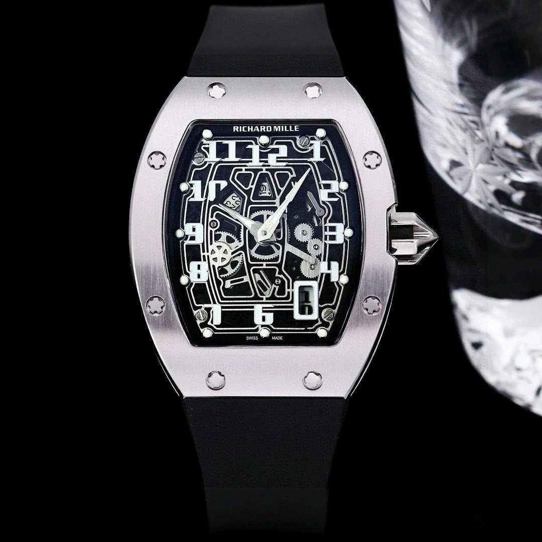 Welfare: 1 Richard Mille RM67-01 paired with an automatic winding ultra-thin watch. Size: 38/48mm, thickness: 13mm. Exquisite barrel shaped case, both classic and slim, with solid metal digital hour markers