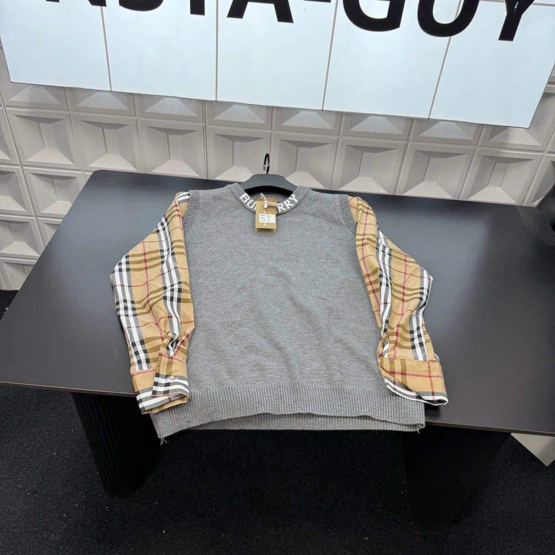 💰 154 Spring New Release 💥 Explosion output ⭐ Burberry Knitted Sweater Jacket Sleeves Full of Stripes, Plaid Embroidered Alphabet Necklace Fake Two Shirts Sweater 🪡 The three standards are complete and consistent on the official website. Please zoom in to see the details 📷 Actual shooting with the original camera