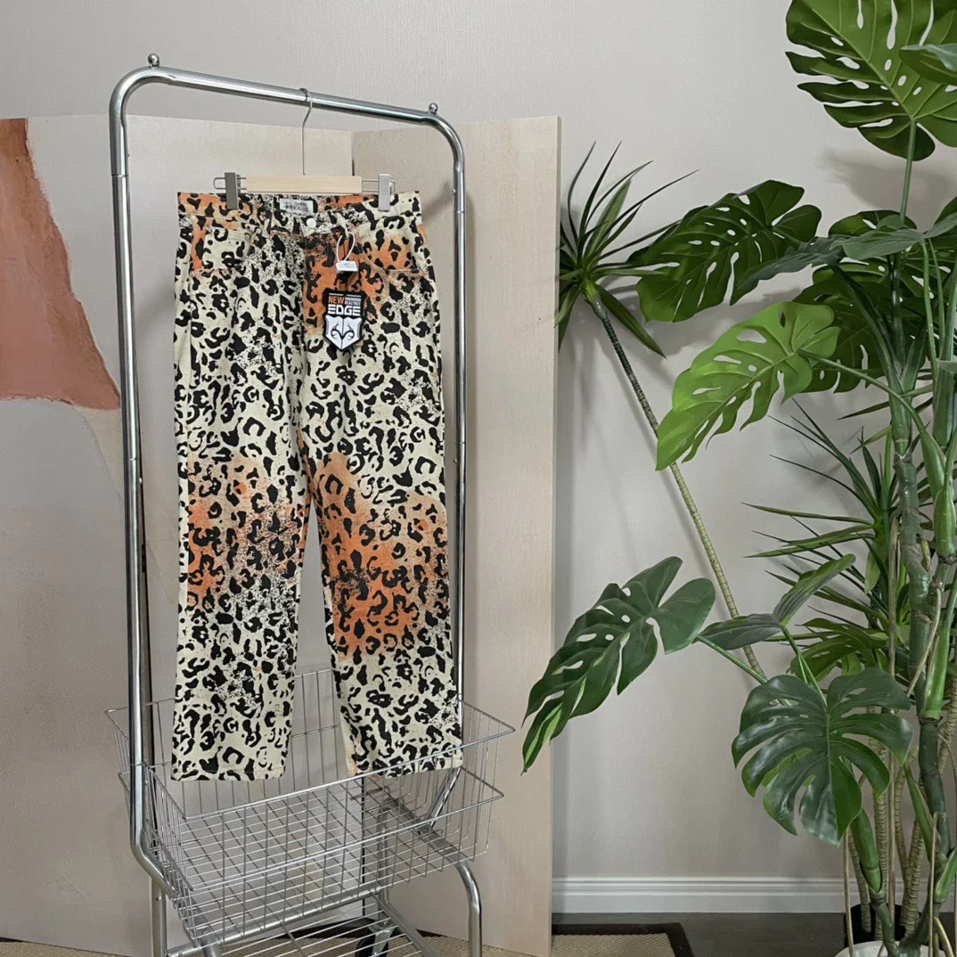 **Made by ** Stussy leopard print pants are worn by many Internet celebrity celebrities like Wang Ji