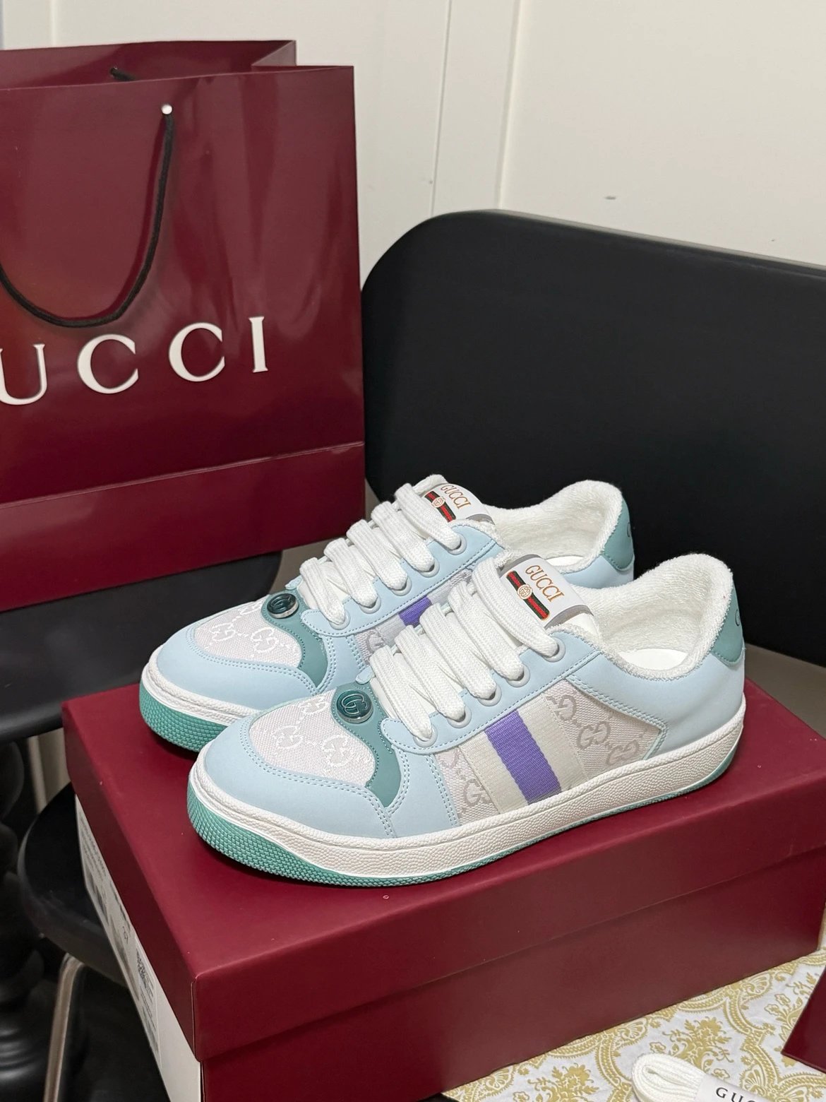 【baby蓝】✨广东高货 现货实拍图 顺丰全国包邮 秒发 Gucci 古驰新款小脏鞋 脏脏鞋蓝色 运动鞋 休闲鞋板鞋烫钻款 情侣款 金属双G水晶圆柱形标，Gucci原版纹织带 现货 小脏鞋淡蓝色