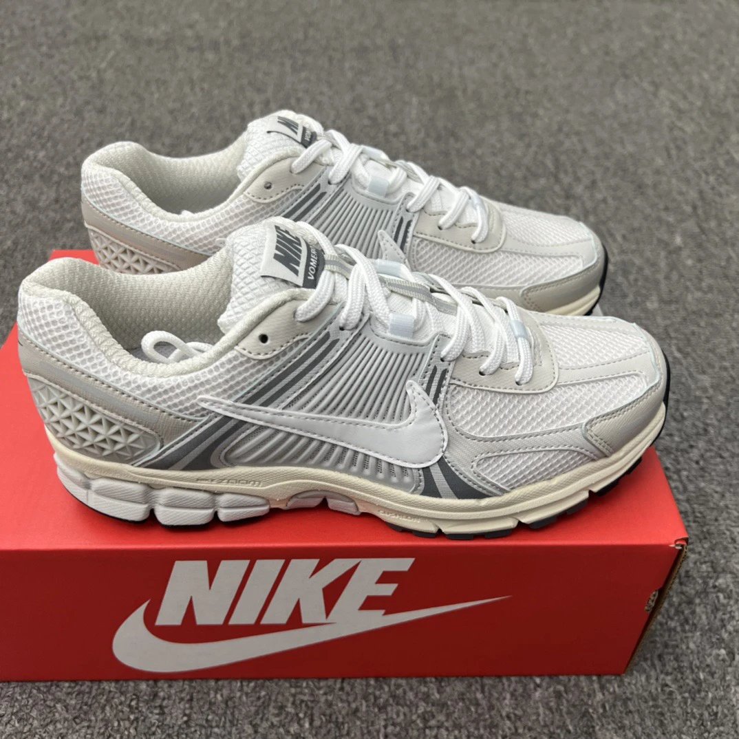 昊韩出品 现货秒发【不卡揽收】耐克 Nike Vomero 5 系列 跑鞋 透气 网面搭配纱线补强支撑鞋面 超软高弹泡棉中底 内置2oom气垫装置 超高配置跑鞋 市面最强版本 24h物流