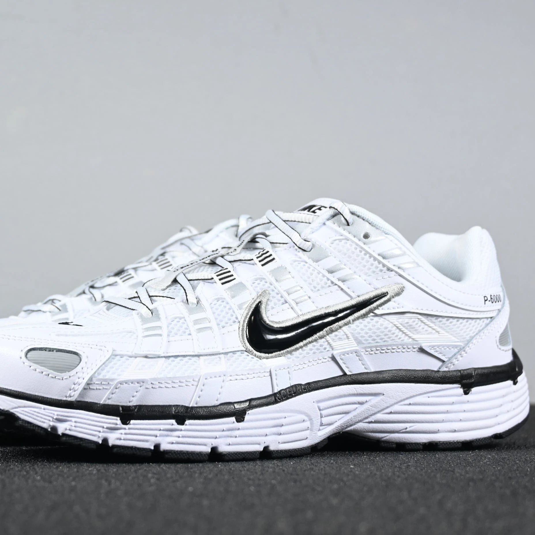 White and Black 6404-107