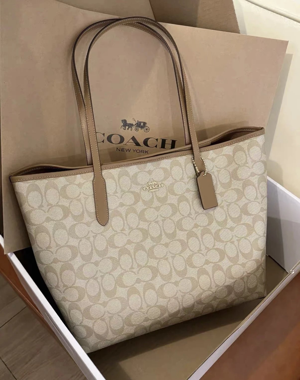 Coach蔻驰托特包City33/30经典奶茶色，全新带包装，吊牌，保护膜 售后有保障！奶茶色很温柔 百搭不挑衣服 容量大