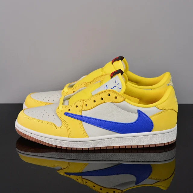 Nike Sneakers Low-Top with Reverse Swoosh product detail image 5