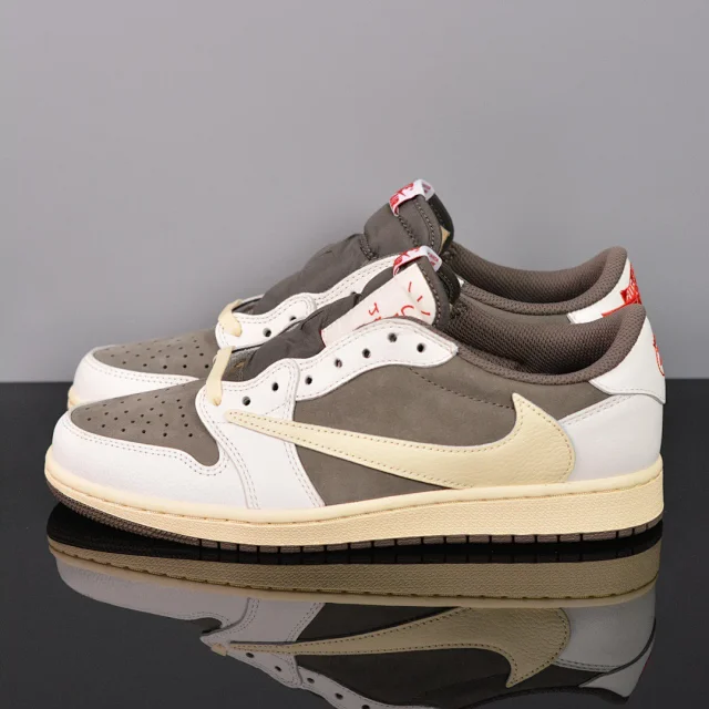 Nike Sneakers Low-Top with Reverse Swoosh product detail image 9