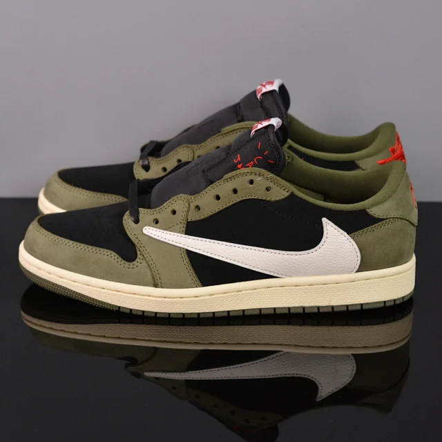 Nike Sneakers Low-Top with Reverse Swoosh product detail image 3