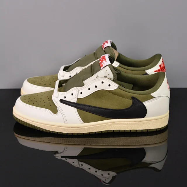 Nike Sneakers Low-Top with Reverse Swoosh product detail image 4