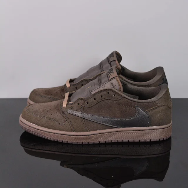 Nike Sneakers Low-Top with Reverse Swoosh product detail image 2