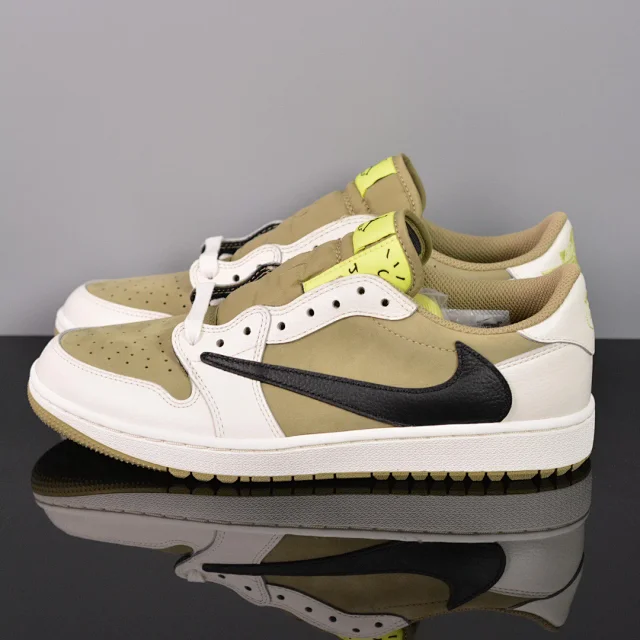 Nike Sneakers Low-Top with Reverse Swoosh product detail image 6