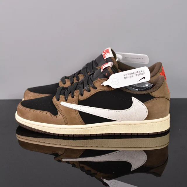 Nike Sneakers Low-Top with Reverse Swoosh product detail image 11