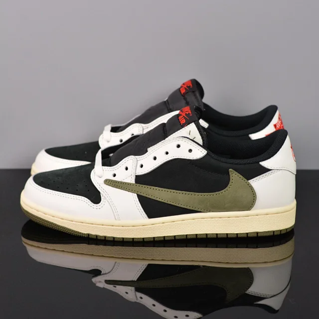 Nike Sneakers Low-Top with Reverse Swoosh product detail image 7