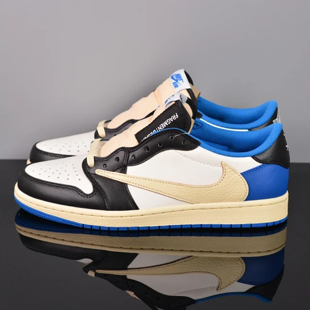 Nike Sneakers Low-Top with Reverse Swoosh product detail image 10