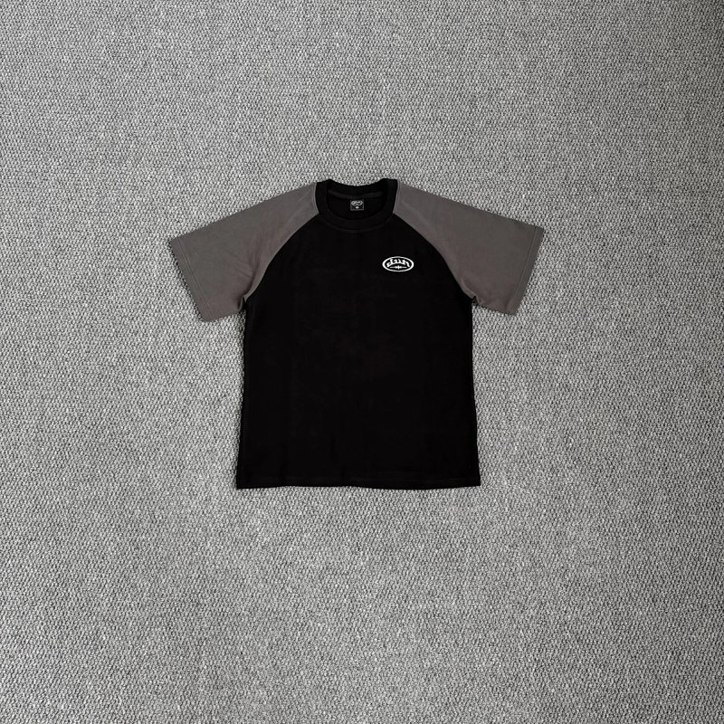 （Divin…Black Futura1 Raglan T-Shirt）