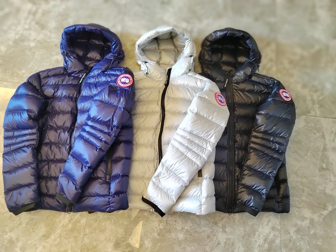 Thin hooded down jacket