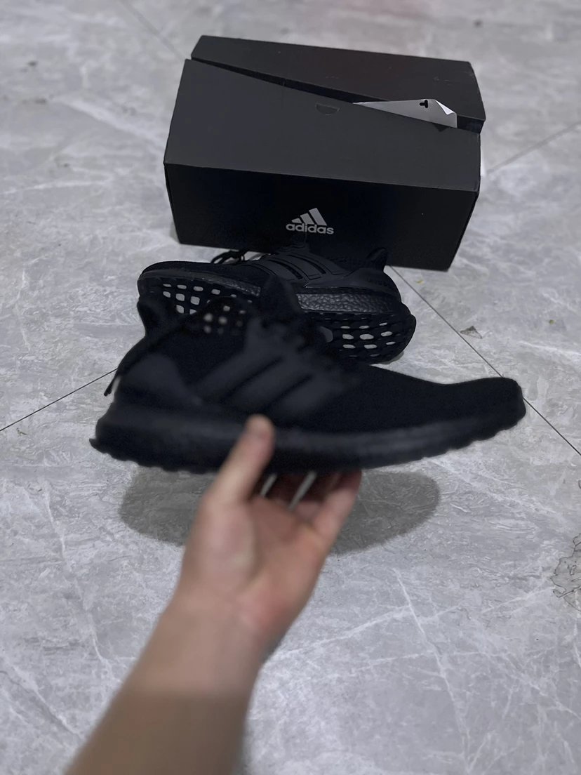 巴斯夫 真爆Ultraboost40 跑步鞋 纯黑