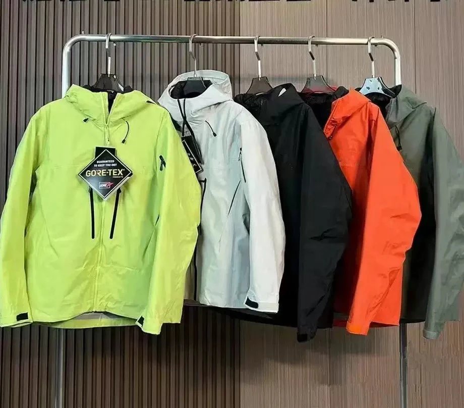 Outdoor hard shell rushing jacket for men and women (non-quality problems are not refundable, the size does not fit can be exchanged for a different size)