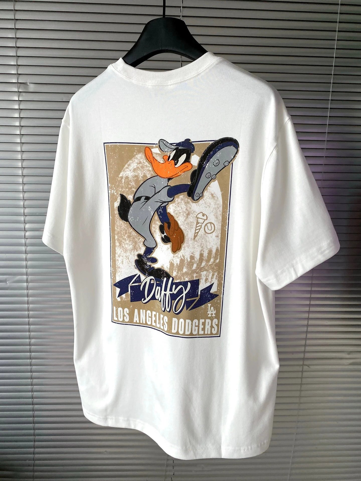Free Shipping 2026 Summer New Era × MLB Daffy Duck/Ink Limited Edition Series T-shirt Men's and Women's Same Round Neck Pure Cotton Short Sleeve T-shirt Street Casual Versatile Loose Half Sleeve Shirt