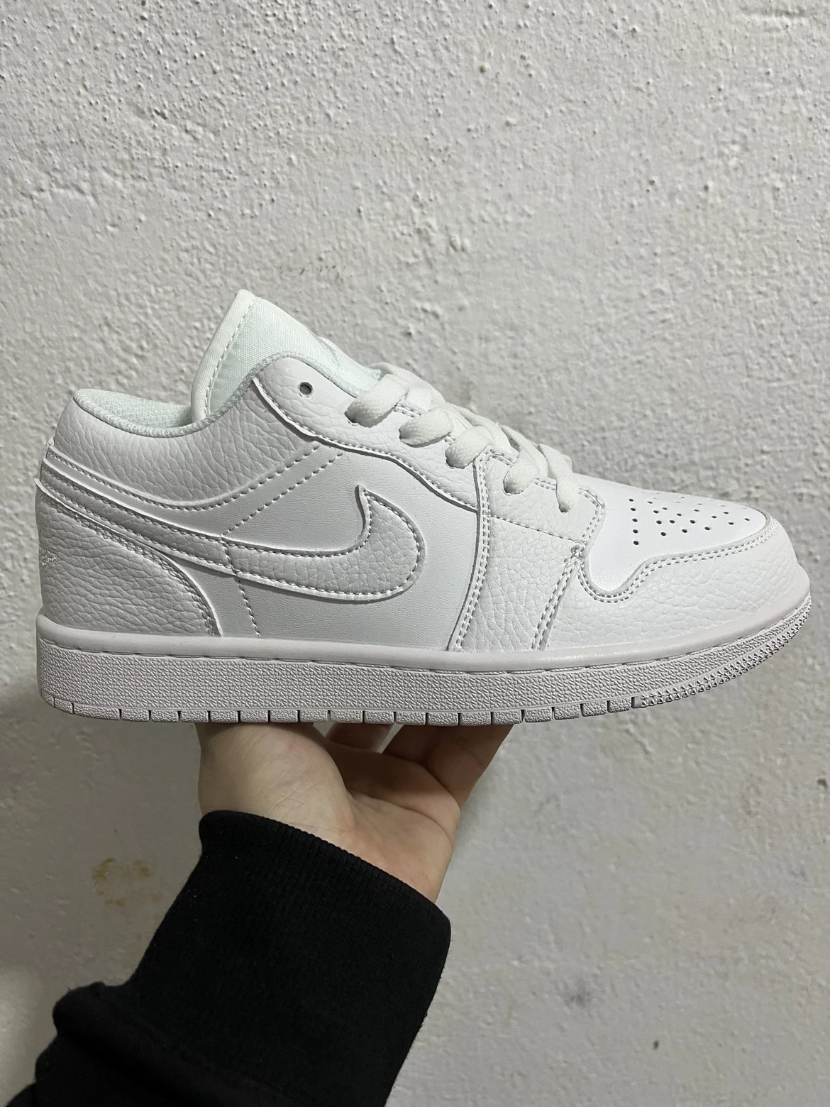 Jordan Air Jordan 1 low “triple white” 减震轻便耐磨防滑 低帮 复古篮球鞋 男款 白色