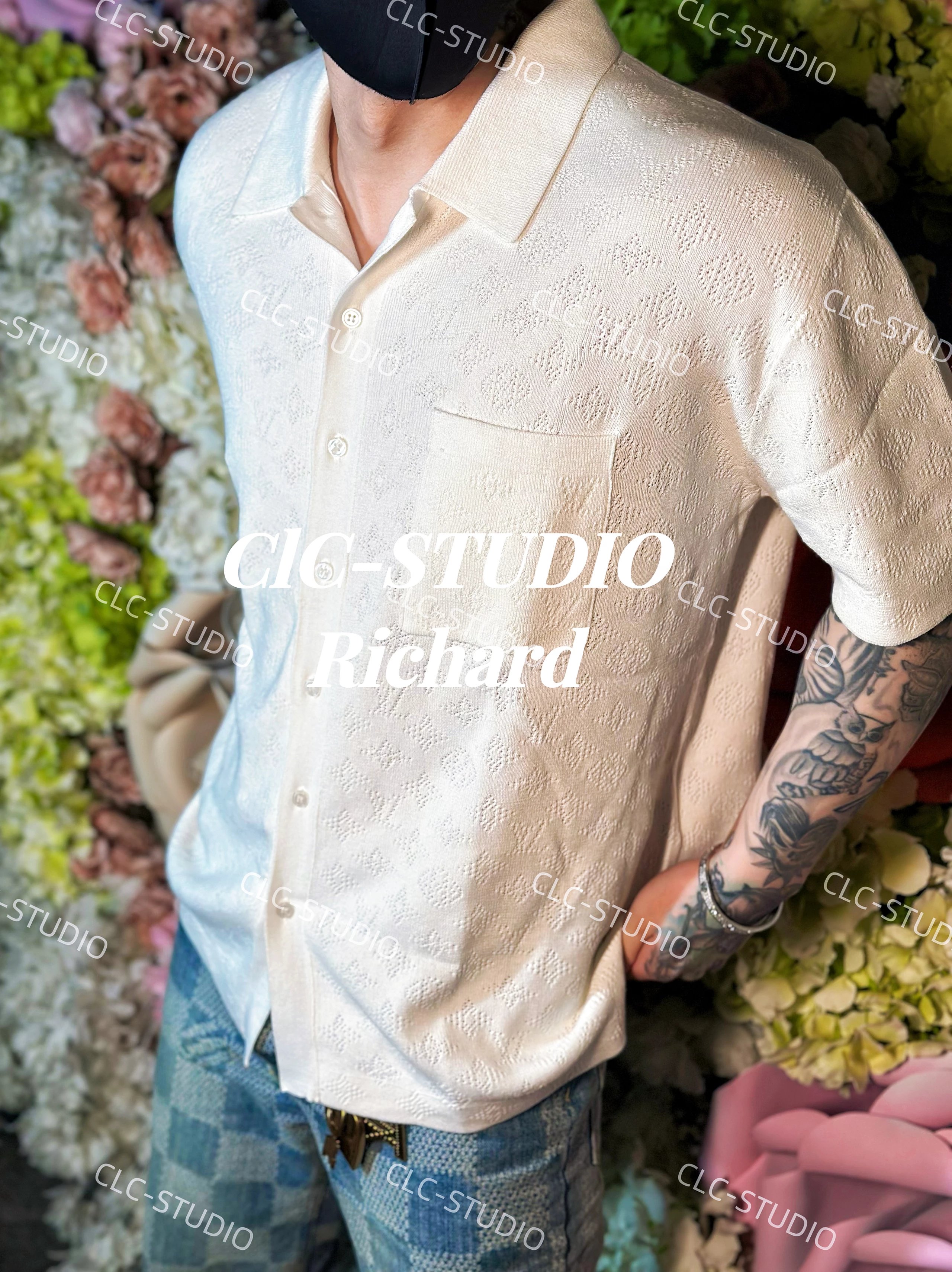 [Flagship Store in Stock] 24SS V Spring/Summer New Letter Jacquard Perforated Hollow Knitted Men's and Women's Same Short Sleeve Shirt
