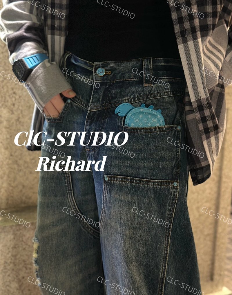 V Pharrell DL.2 Logo