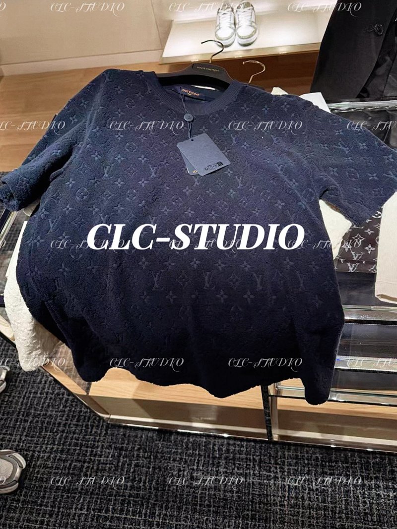 V Pharrell Terry Logo T