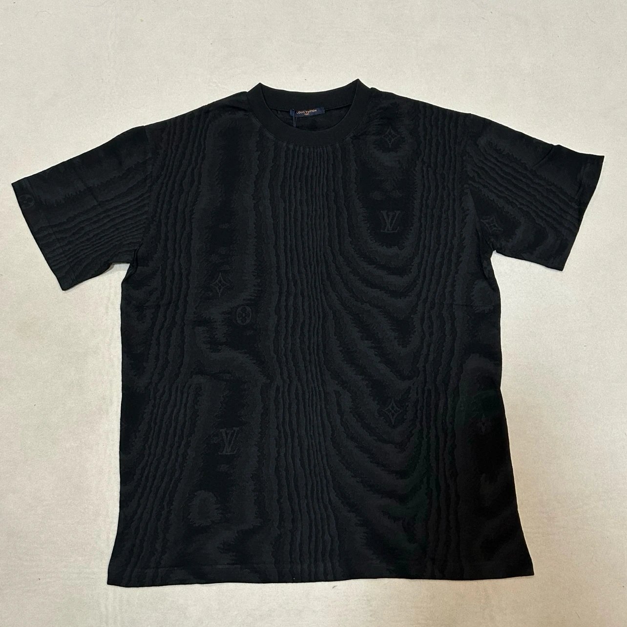 Wave patterned round neck short sleeved shirt