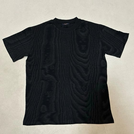 Wave patterned round neck short sleeved shirt