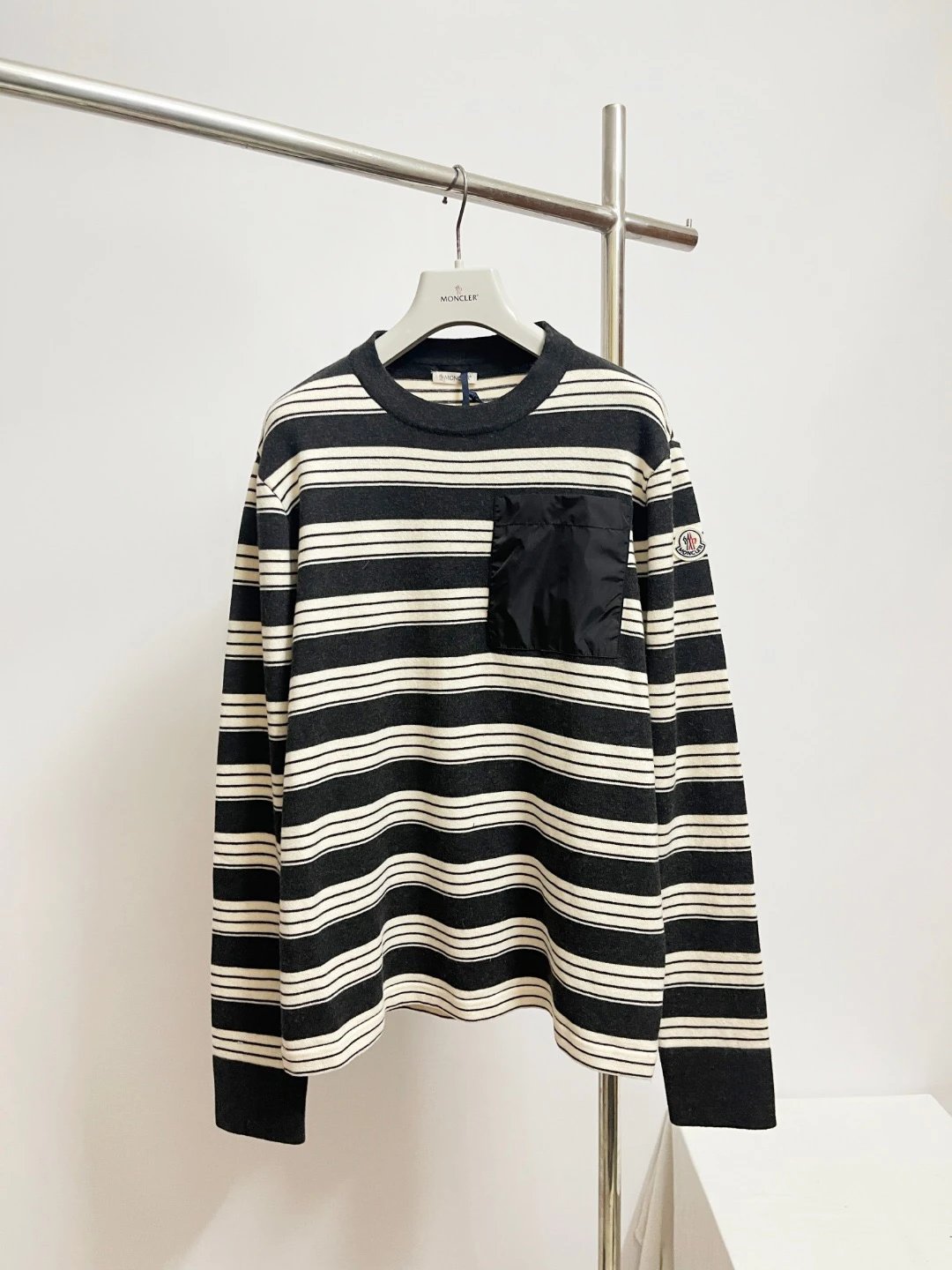 Moncler 徽标口袋条纹毛衣